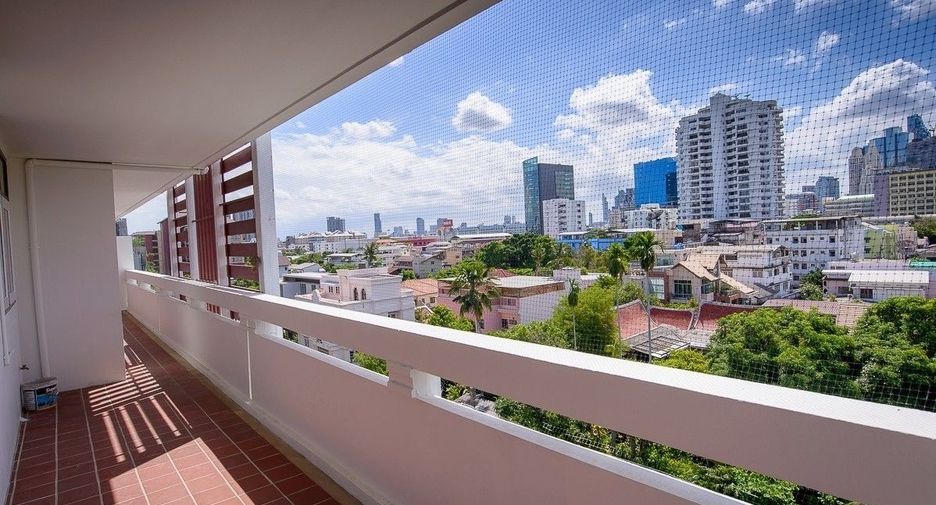 For rent 3 bedrooms apartment in Yan Nawa, Bangkok
