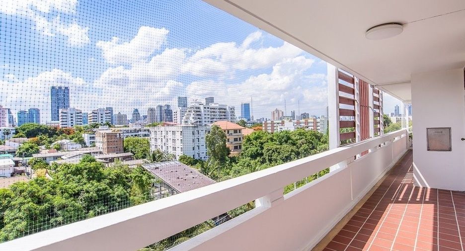 For rent 3 bedrooms apartment in Yan Nawa, Bangkok