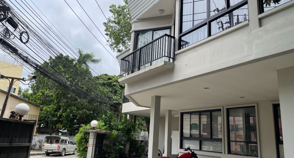 For rent 2 bedrooms townhouse in Khlong Toei, Bangkok