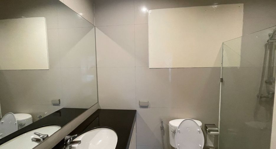 For rent 2 bedrooms townhouse in Khlong Toei, Bangkok