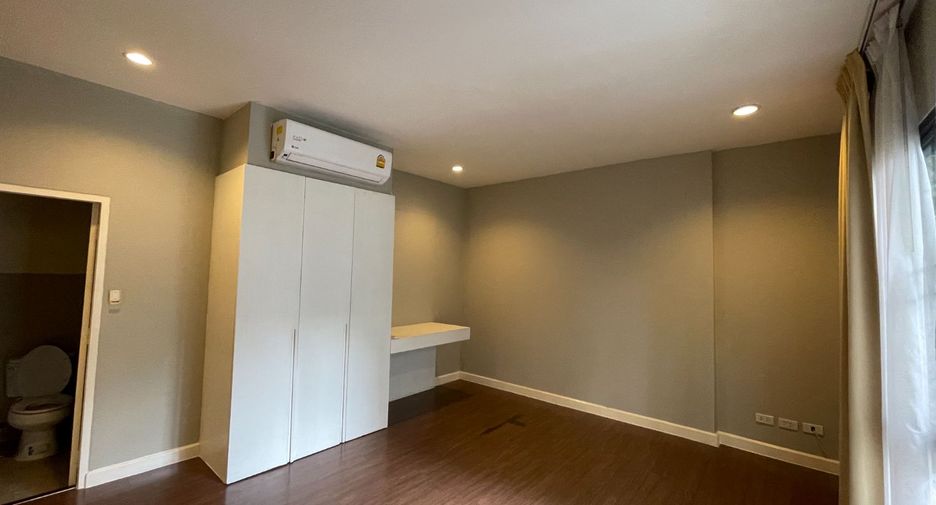 For rent 2 bedrooms townhouse in Khlong Toei, Bangkok