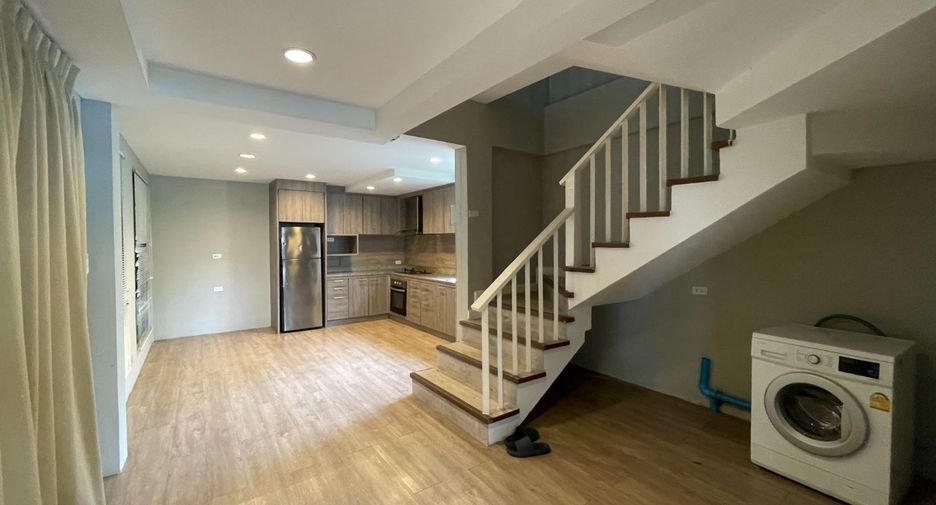 For rent 2 bedrooms townhouse in Khlong Toei, Bangkok