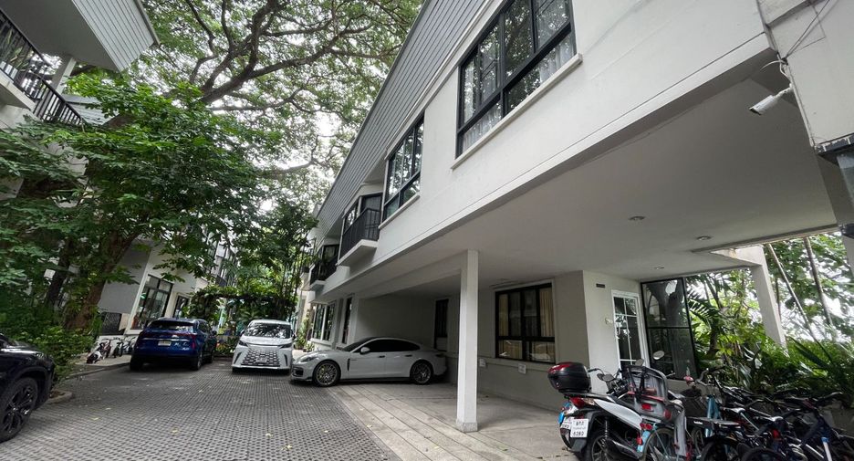 For rent 2 bedrooms townhouse in Khlong Toei, Bangkok
