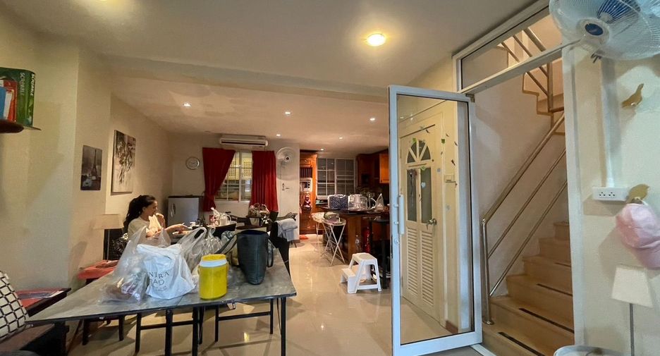 Casa adosada en alquiler de 4 habitaciones en Bang Lamung, Chonburi