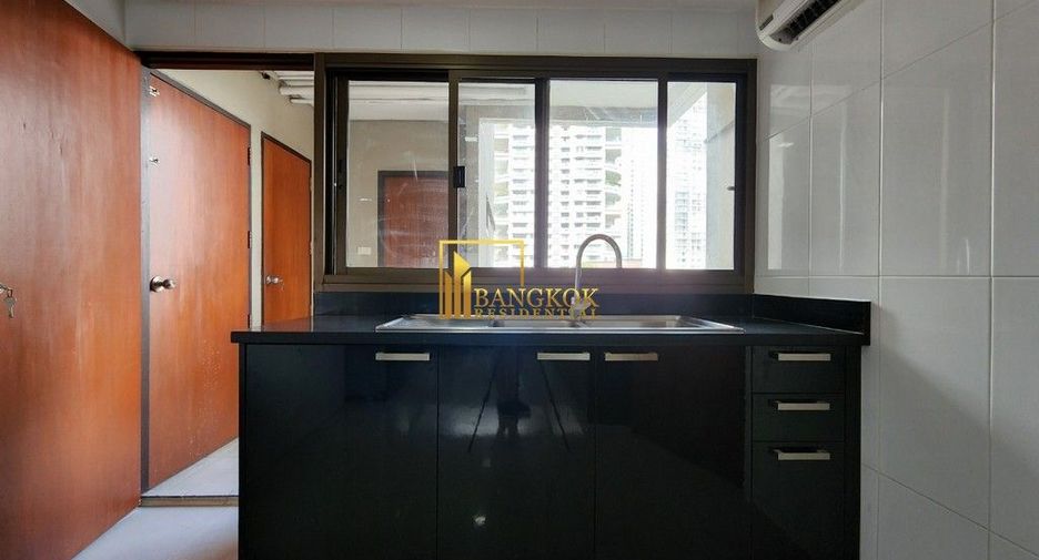 For rent 4 bedrooms apartment in Khlong Toei, Bangkok