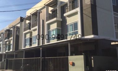 For rent 3 Beds townhouse in Saphan Sung, Bangkok
