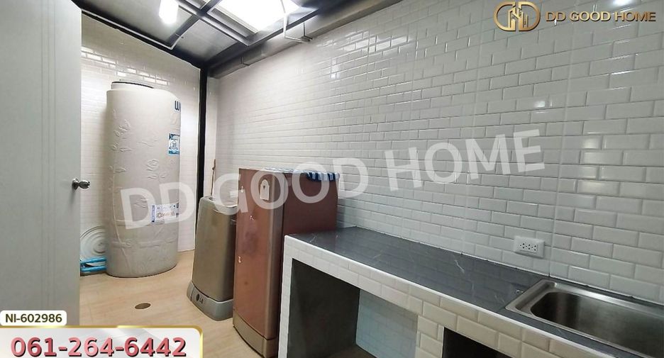 For sale 4 bedrooms townhouse in Mueang Pathum Thani, Pathum Thani