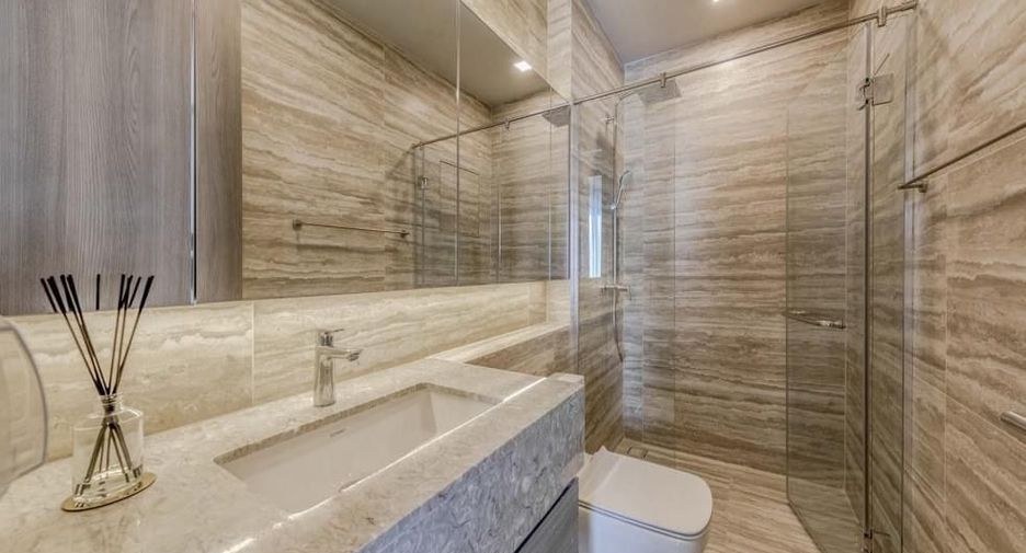 Condo en alquiler de 3 habitaciones en Khlong Toei, Bangkok