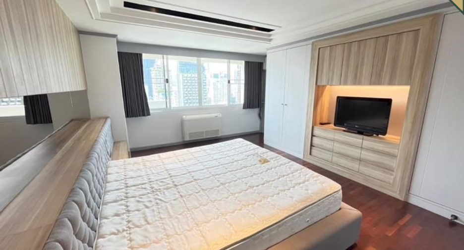 For sale 3 bedrooms condo in Watthana, Bangkok