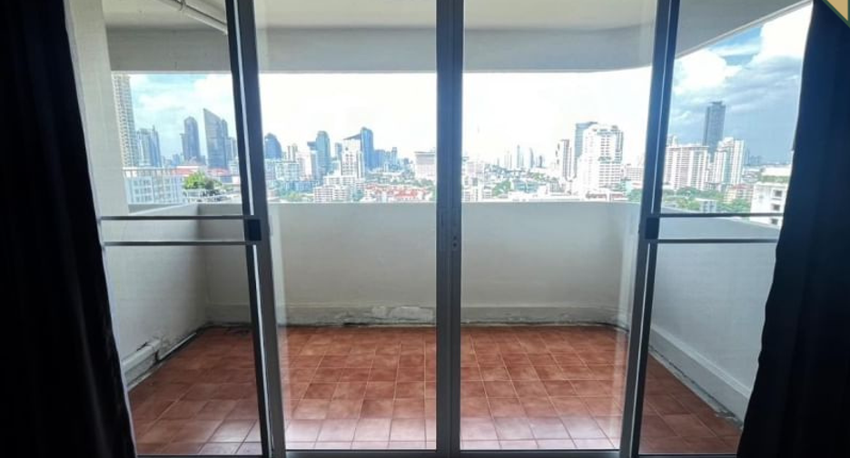 For sale 3 bedrooms condo in Watthana, Bangkok
