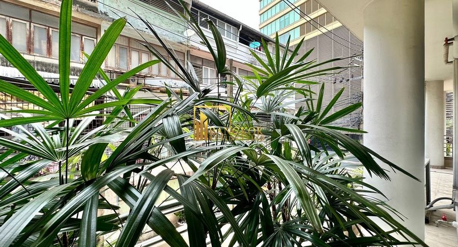 For rent 3 bedrooms apartment in Khlong Toei, Bangkok