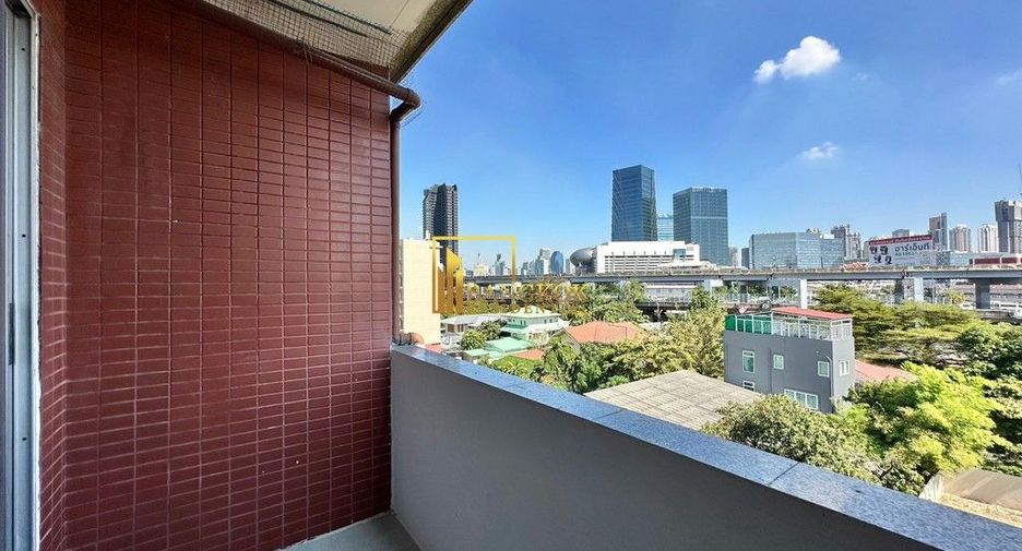 For rent 5 bedrooms apartment in Yan Nawa, Bangkok