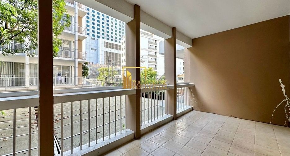 For rent 3 bedrooms apartment in Khlong Toei, Bangkok