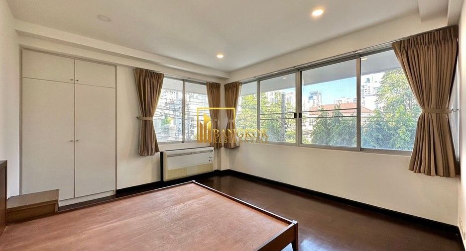 For rent 3 bedrooms apartment in Khlong Toei, Bangkok