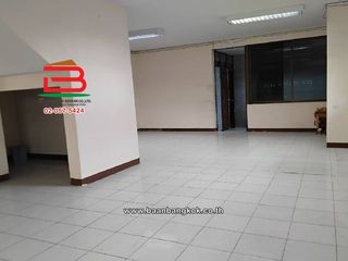 For sale 5 bedrooms retail Space in Huai Khwang, Bangkok