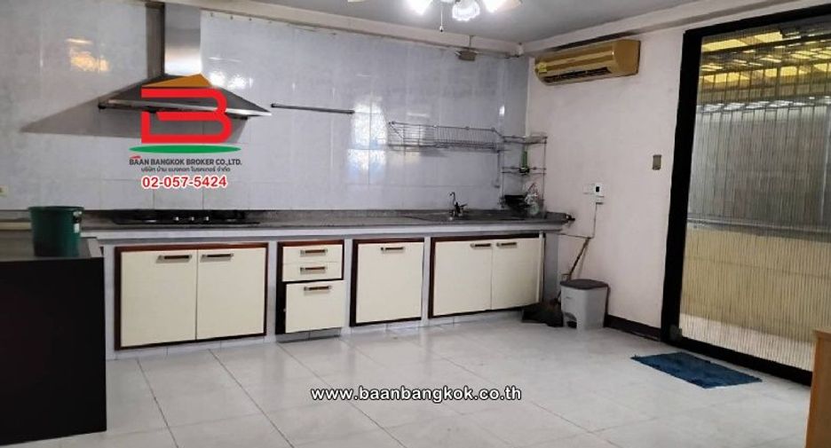 For sale 5 bedrooms retail Space in Huai Khwang, Bangkok