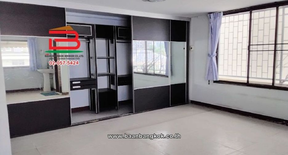 For sale 5 bedrooms retail Space in Huai Khwang, Bangkok