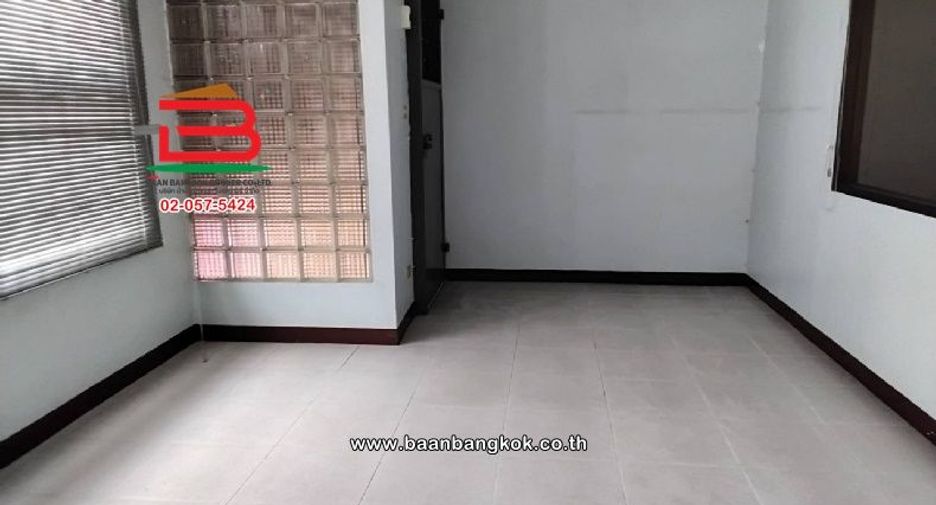 For sale 5 bedrooms retail Space in Huai Khwang, Bangkok