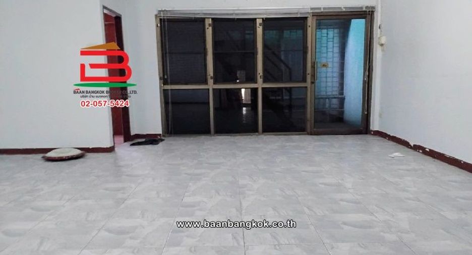 For sale 5 bedrooms retail Space in Huai Khwang, Bangkok