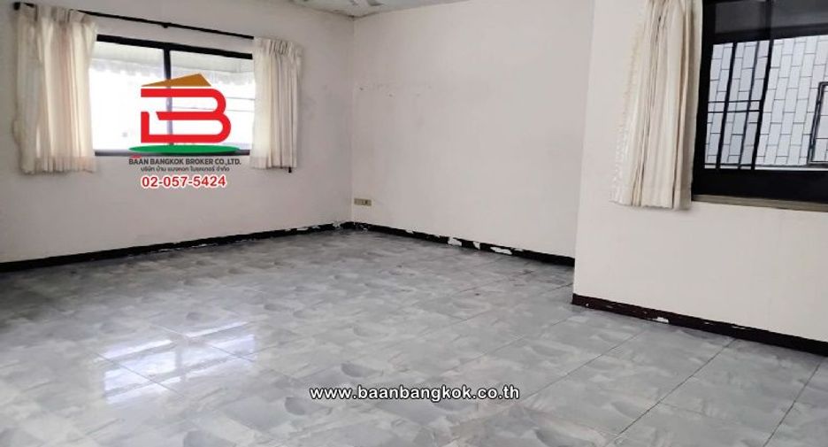 For sale 5 bedrooms retail Space in Huai Khwang, Bangkok