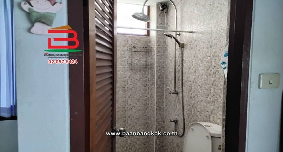 For sale 5 bedrooms retail Space in Huai Khwang, Bangkok