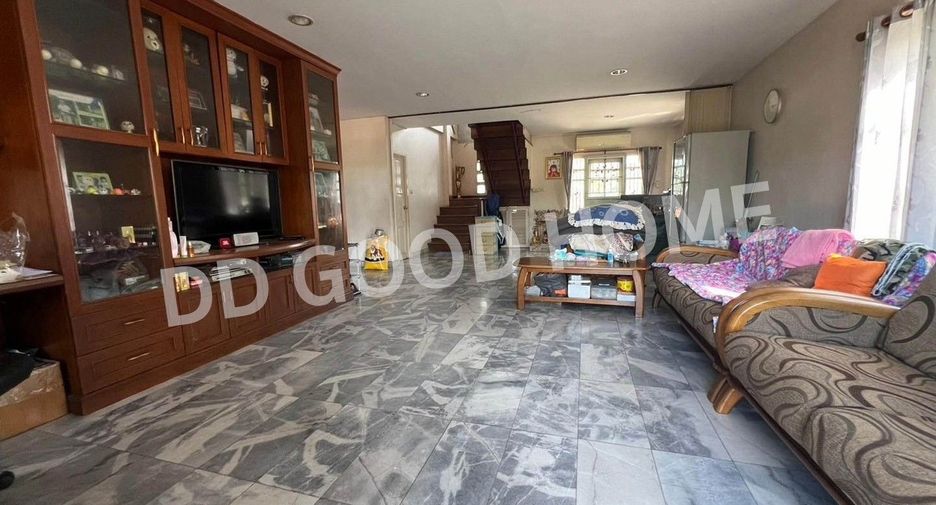 For sale 4 bedrooms house in Sam Khok, Pathum Thani