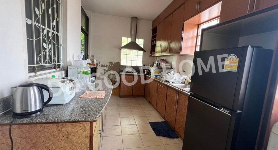 For sale 4 bedrooms house in Sam Khok, Pathum Thani