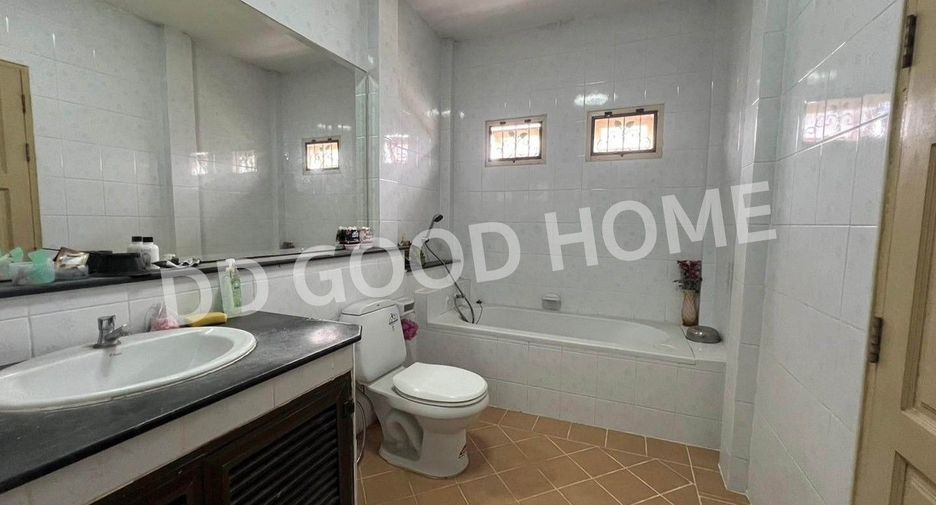 For sale 4 bedrooms house in Sam Khok, Pathum Thani