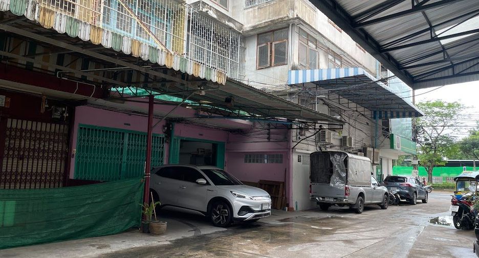 For rent and for sale 4 bedrooms retail Space in Bangkok Noi, Bangkok