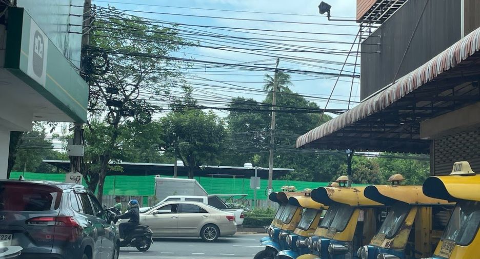 For rent and for sale 4 bedrooms retail Space in Bangkok Noi, Bangkok