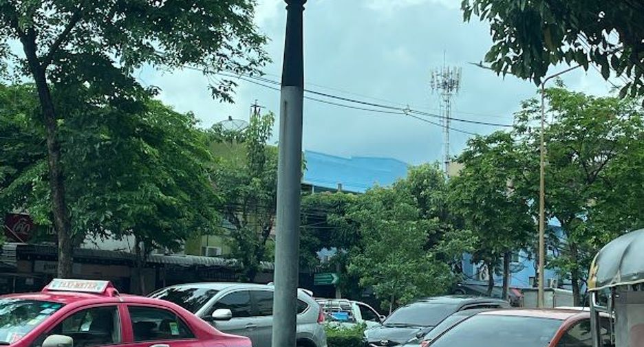 For rent and for sale 4 bedrooms retail Space in Bangkok Noi, Bangkok