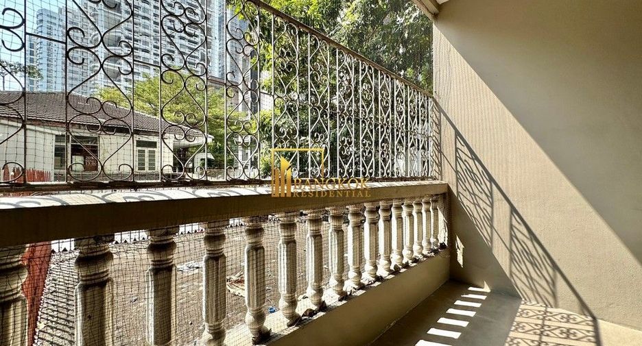 For rent 3 bedrooms apartment in Khlong Toei, Bangkok