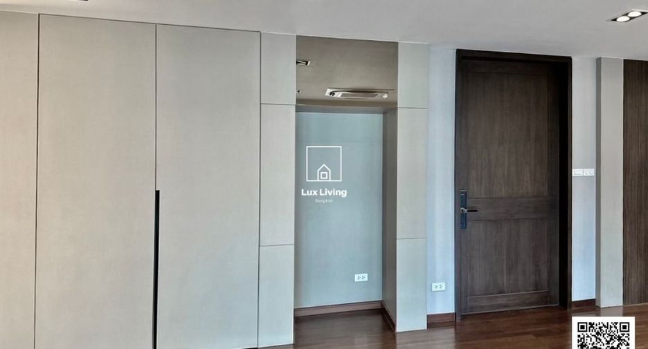 For sale 3 bedrooms condo in Khlong Toei, Bangkok