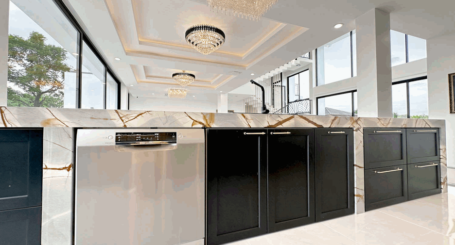 For sale 8 bedrooms house in Don Mueang, Bangkok