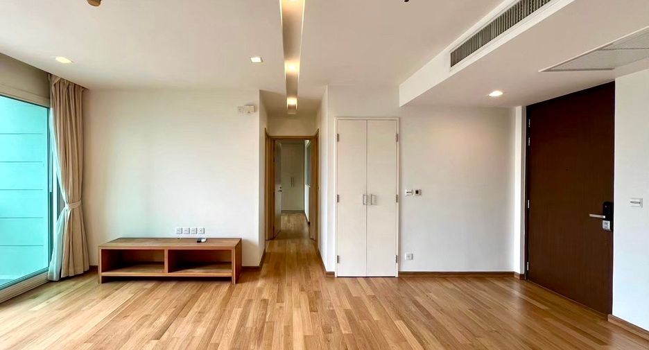 For sale 3 bedrooms condo in Khlong Toei, Bangkok