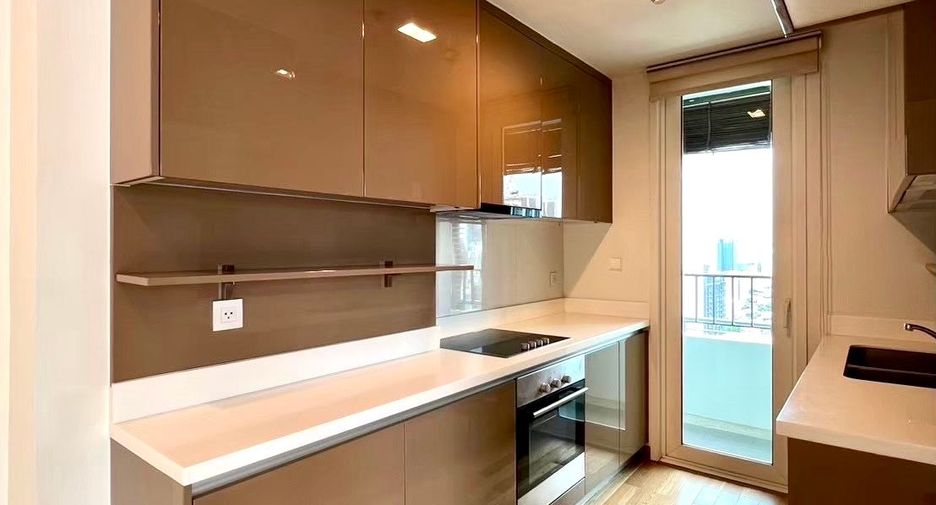 For sale 3 bedrooms condo in Khlong Toei, Bangkok