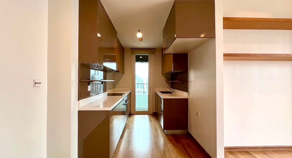 For sale 3 bedrooms condo in Khlong Toei, Bangkok