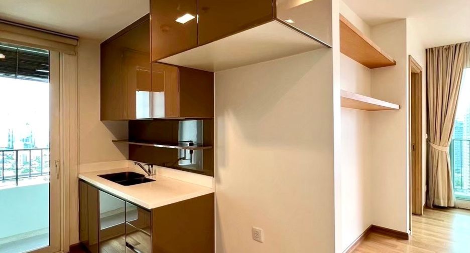 For sale 3 bedrooms condo in Khlong Toei, Bangkok