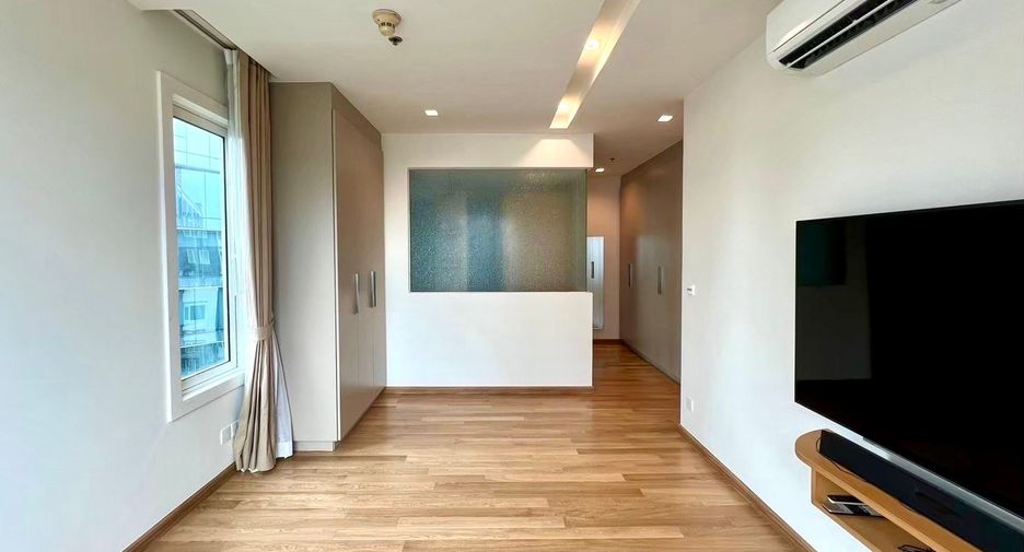 For sale 3 bedrooms condo in Khlong Toei, Bangkok