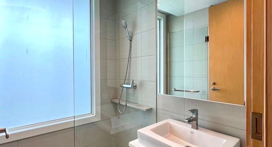 For sale 3 bedrooms condo in Khlong Toei, Bangkok