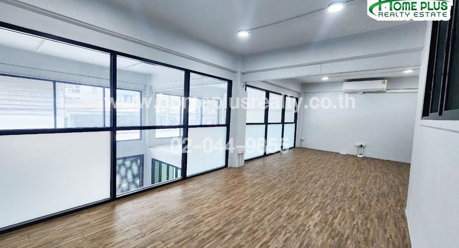 For sale 5 bedrooms retail Space in Phra Khanong, Bangkok