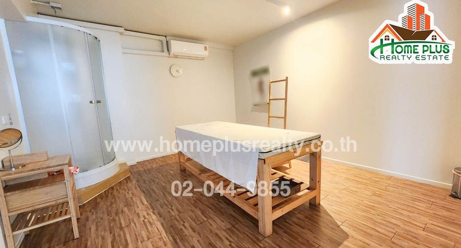 For sale 5 bedrooms retail Space in Phra Khanong, Bangkok