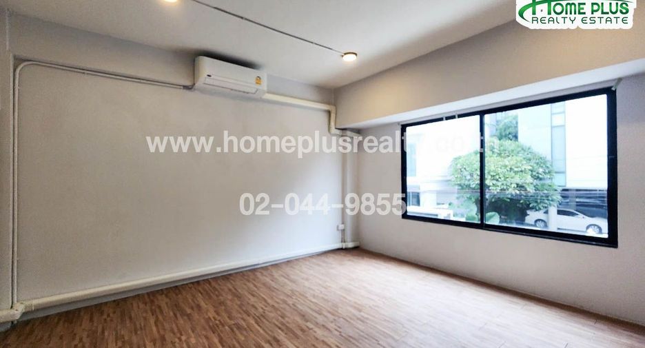 For sale 5 bedrooms retail Space in Phra Khanong, Bangkok