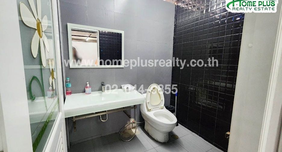 For sale 5 bedrooms retail Space in Phra Khanong, Bangkok