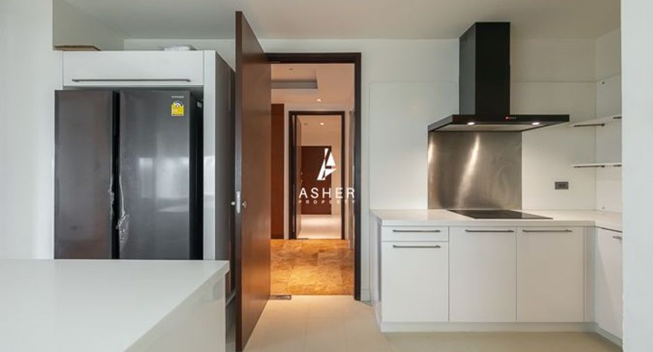 For rent 4 bedrooms condo in Khlong Toei, Bangkok