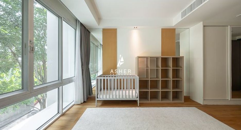 For rent 4 bedrooms condo in Khlong Toei, Bangkok