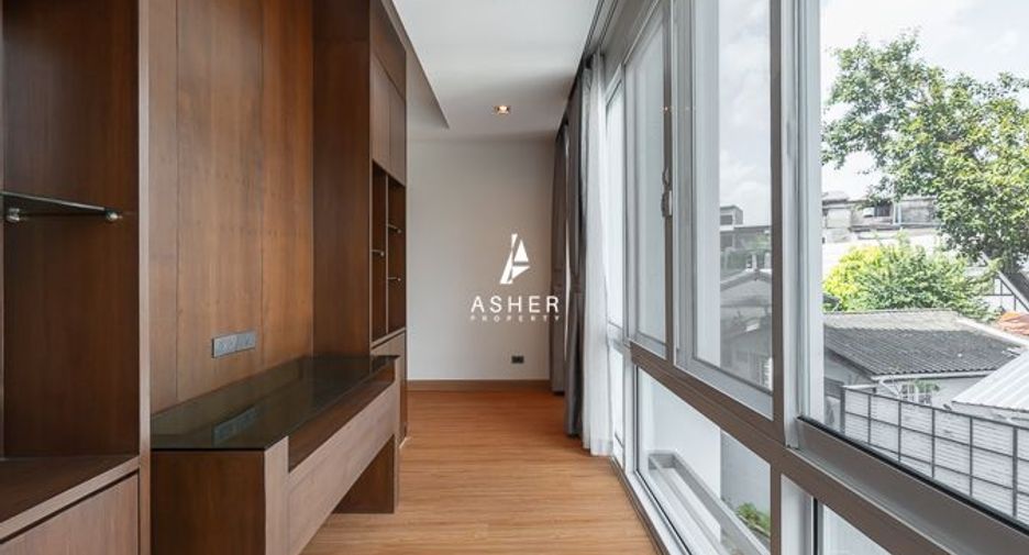 For rent 4 bedrooms condo in Khlong Toei, Bangkok