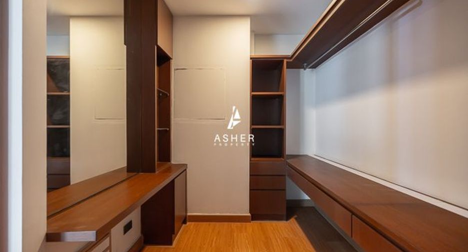 For rent 4 bedrooms condo in Khlong Toei, Bangkok