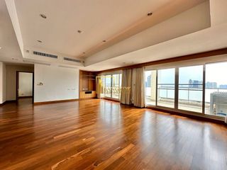 For rent 3 bedrooms condo in Yan Nawa, Bangkok