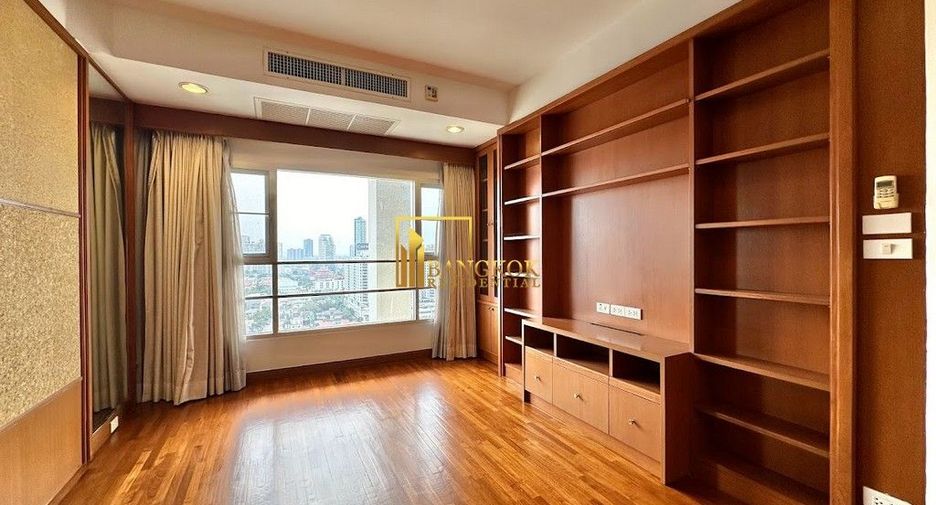 For rent 3 bedrooms condo in Yan Nawa, Bangkok